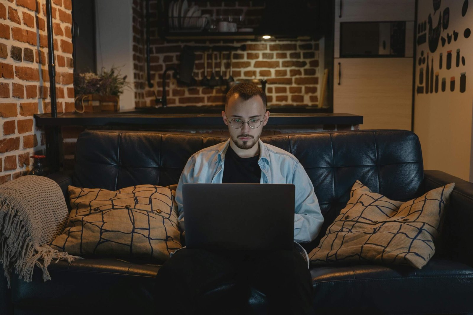 5 Must-Have Gadgets For Remote Work in 2024