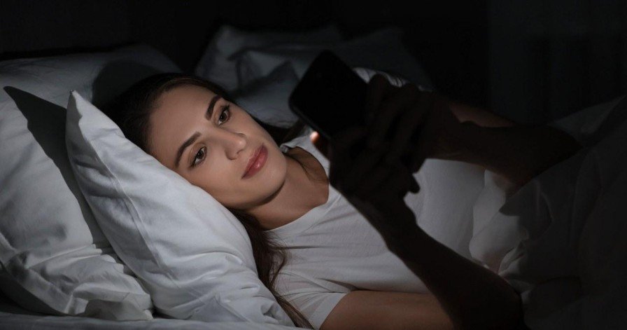 7 Powerful Social Media and Mental Health Effects: Good or Bad? 2 person scrolling social media late at night in bed