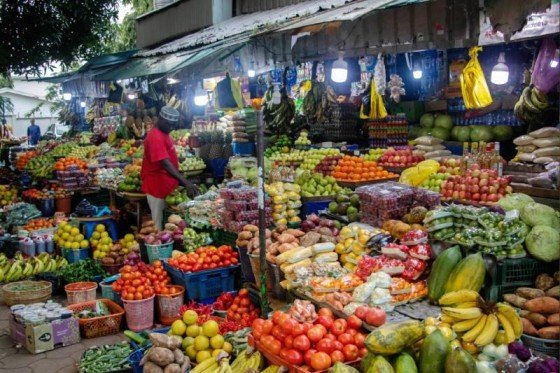 How to Eat Healthy on a Budget in Nigeria: 10 Simple Tips 2 affordable healthy food in Nigeria at a local market